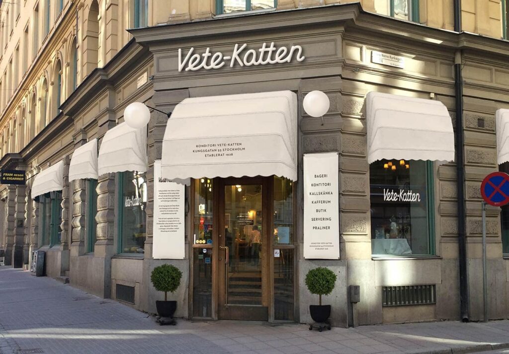 ストックホルムの老舗カフェVete-Kattenの外観。クラシックな石造りの建物に白いオーニングが印象的なヨーロピアンスタイルのファサード。