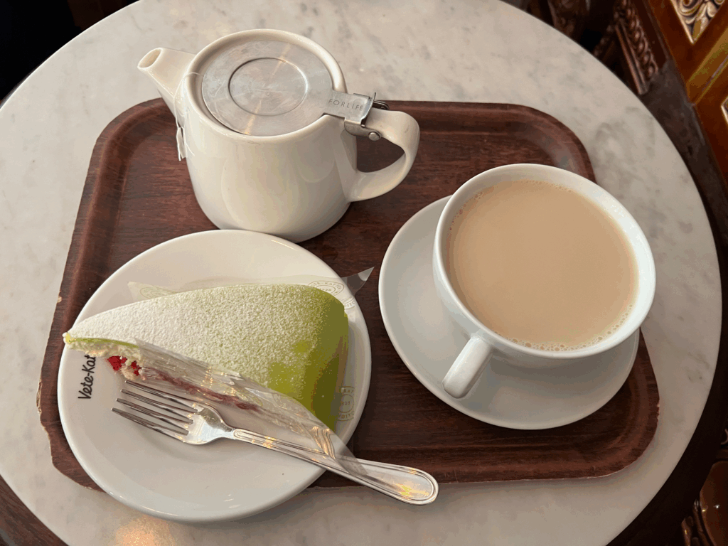 Vete-Kattenのプリンセスケーキとアールグレイミルクティーのセット。緑のマジパンが特徴的なケーキがティーセットとともに並ぶ。