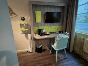 ProfilHotels Centralの客室デスク周り。壁付けダンベルと小型扇風機が備えられている様子