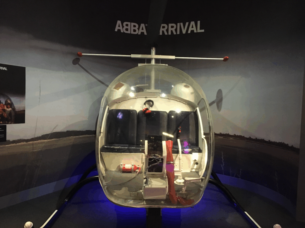 ABBAアルバム『ARRIVAL』のジャケットで使われたヘリコプターを再現した展示ブース