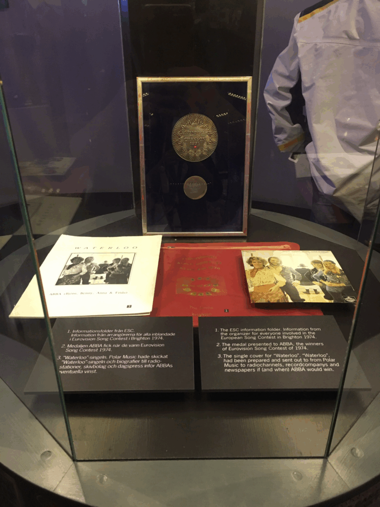 ABBAが1974年ユーロビジョンで受賞したメダルと「Waterloo」関連資料の展示