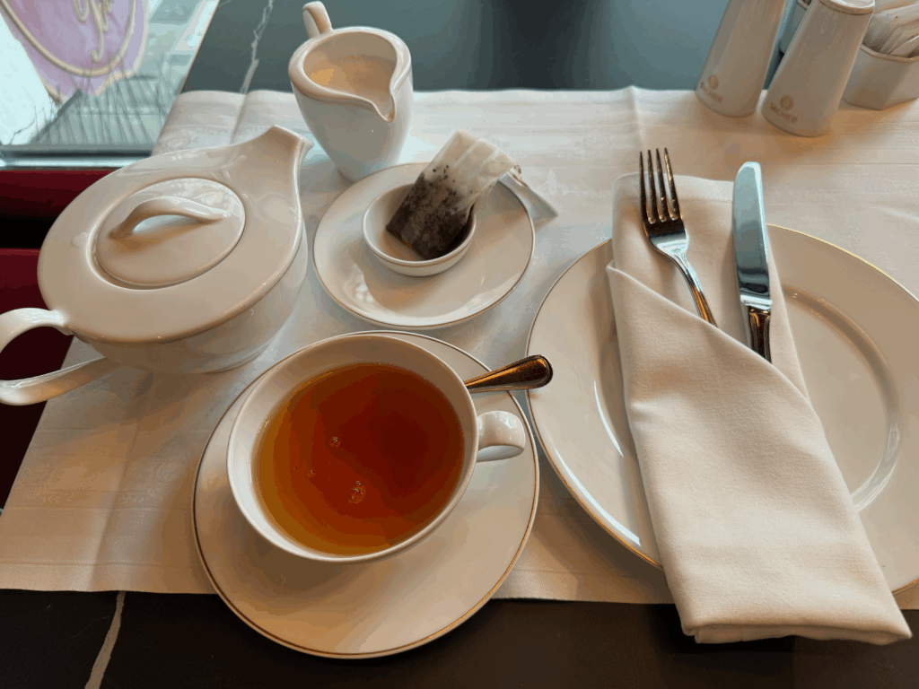 アールグレイティーと白い陶器のティーセット(Earl Grey tea with a white porcelain tea set)