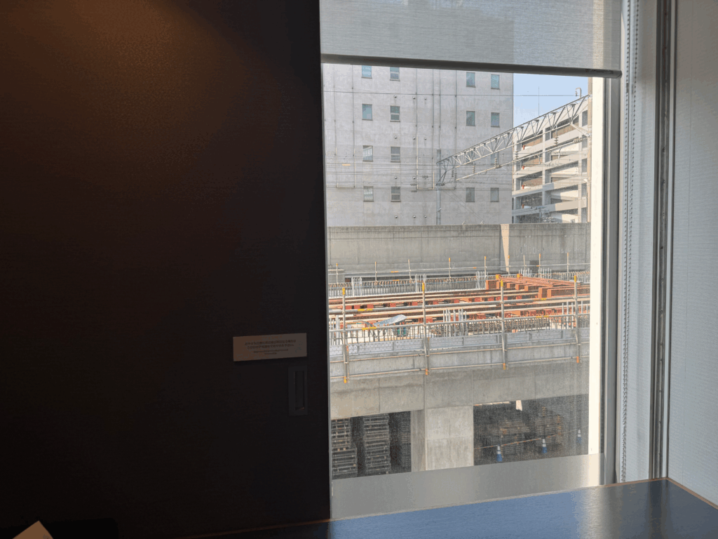 JRイン札幌の客室からの眺望。窓の外には工事中の現場が見え、やや視界が遮られている。