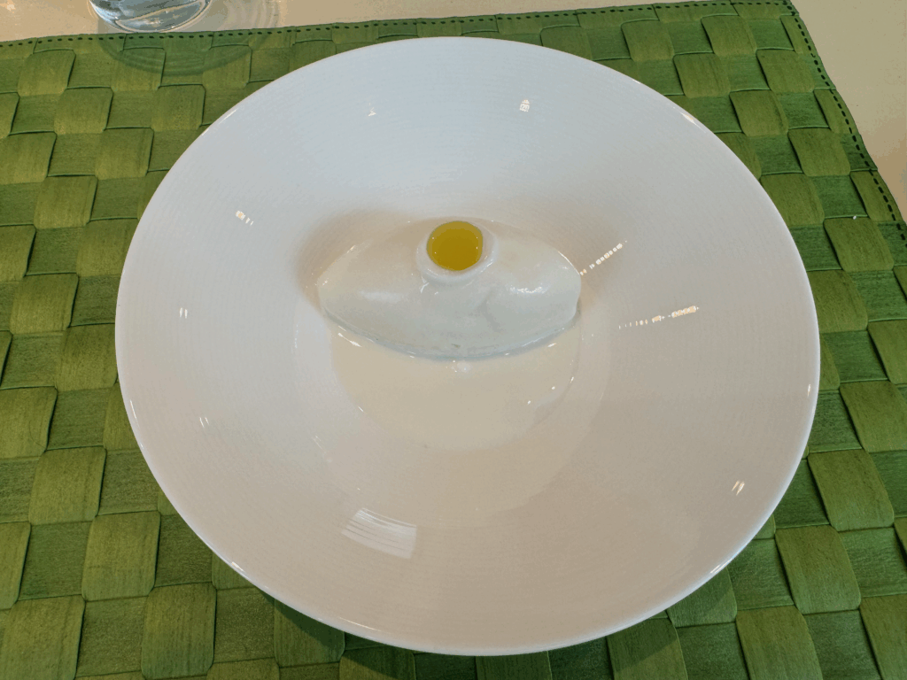 美瑛のAspergesで提供される濃厚な牛乳ソルベデザート