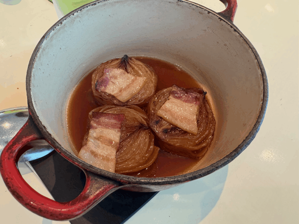 玉ねぎをベーコンで巻いてじっくり煮込んだAspergesのロースト