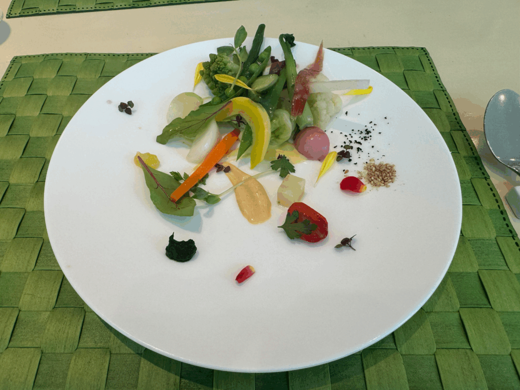 美瑛産の野菜をアートのように盛り付けたAspergesの季節野菜サラダ