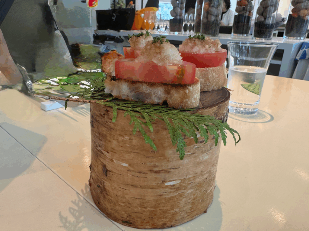 美瑛のレストランAspergesで提供される白樺台に盛られたトマトと特製スプレッドのバゲット前菜