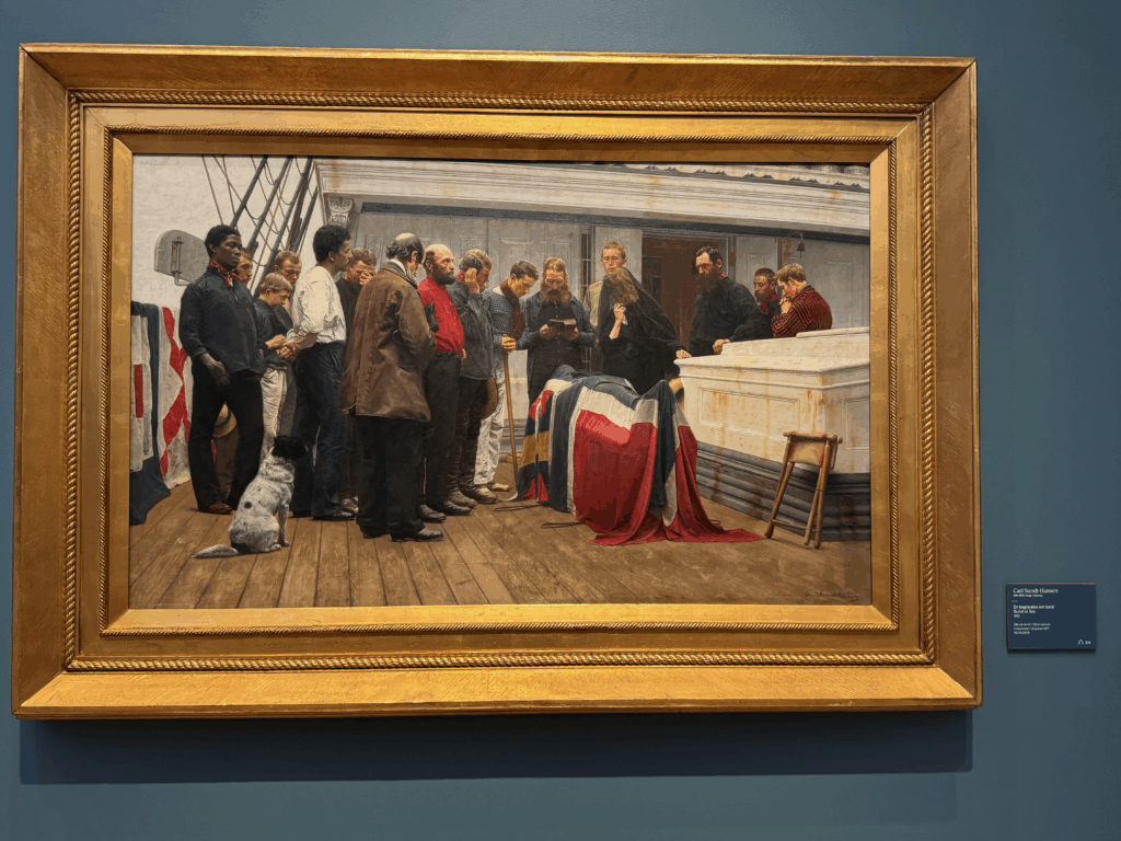 ノルウェー国立美術館に展示されているカール・ラスムス・ハンセン作《海上の葬儀》。船の甲板で棺を囲む人々と、国旗に覆われた荘厳な葬儀の情景。
