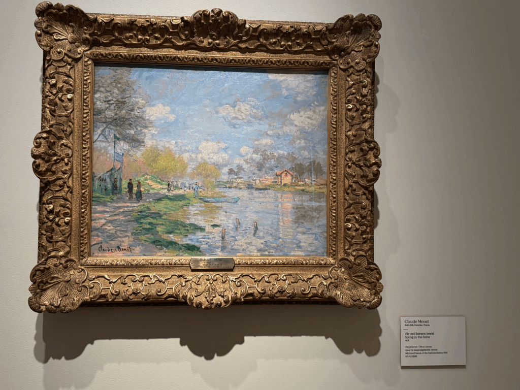 ノルウェー国立美術館に展示されているクロード・モネ作《セーヌ川の春》。川沿いを歩く人々と水面に映る空を描いた印象派の風景画。