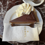 ウィーンの老舗カフェ・デメルのザッハトルテと生クリーム