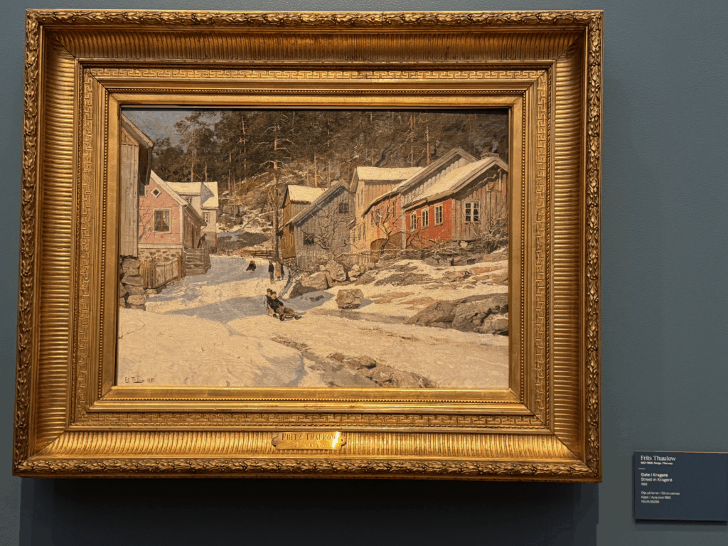 ノルウェー国立美術館に展示されているフリッツ・ターロウ作《冬の通り》。雪道と木造の家々、そり遊びをする子供たちが描かれたノルウェーの冬景色。