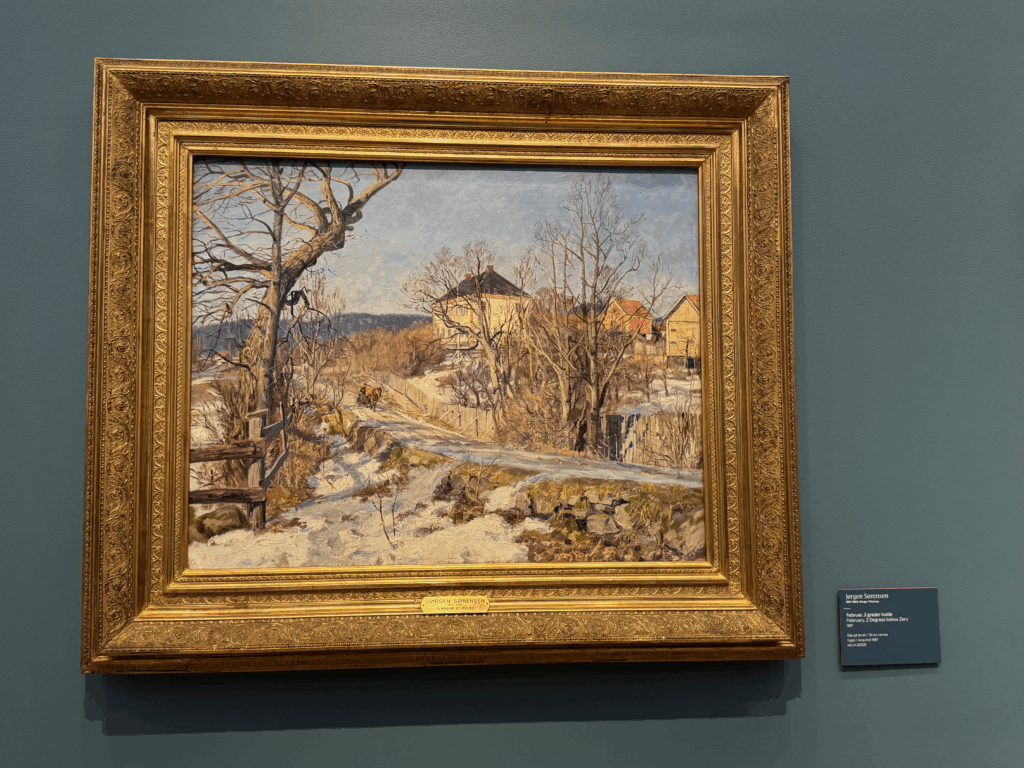 ノルウェー国立美術館に展示されているヨルゲン・ソレンセン作《冬の道》。葉を落とした木々と雪解けの道を馬車が進むノルウェーの田園風景画