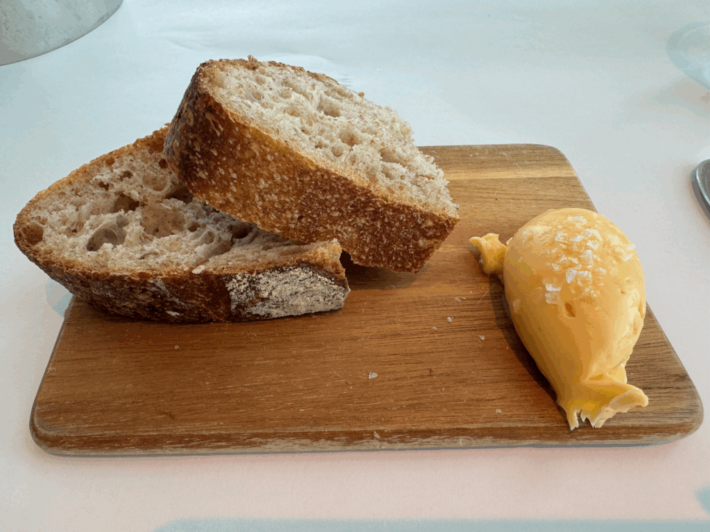 Bistro Tolvteで提供される自家製カントリーブレッドと海塩入りバターのセット