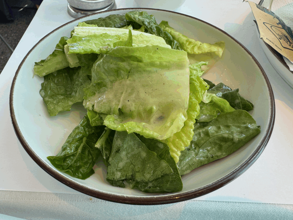 Bistro Tolvteで注文したシンプルなグリーンサラダ。ロメインレタス主体の一皿