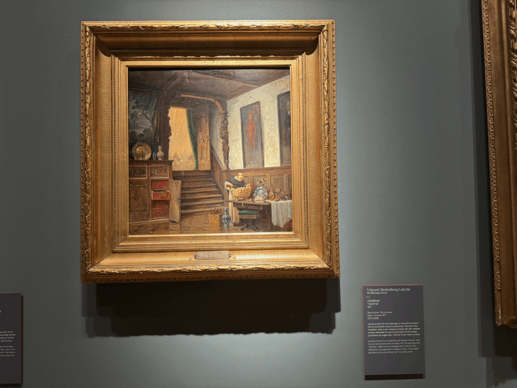 ノルウェー国立美術館に展示されているヴィンセント・ストルテンベルグ・レルシェ作《インテリア》。木製の階段と家具、食卓が描かれた室内風景画。