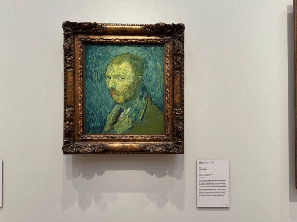ノルウェー国立美術館に展示されているフィンセント・ファン・ゴッホ作《自画像》。緑と青を基調にした背景と鋭い眼差しが印象的な肖像画。