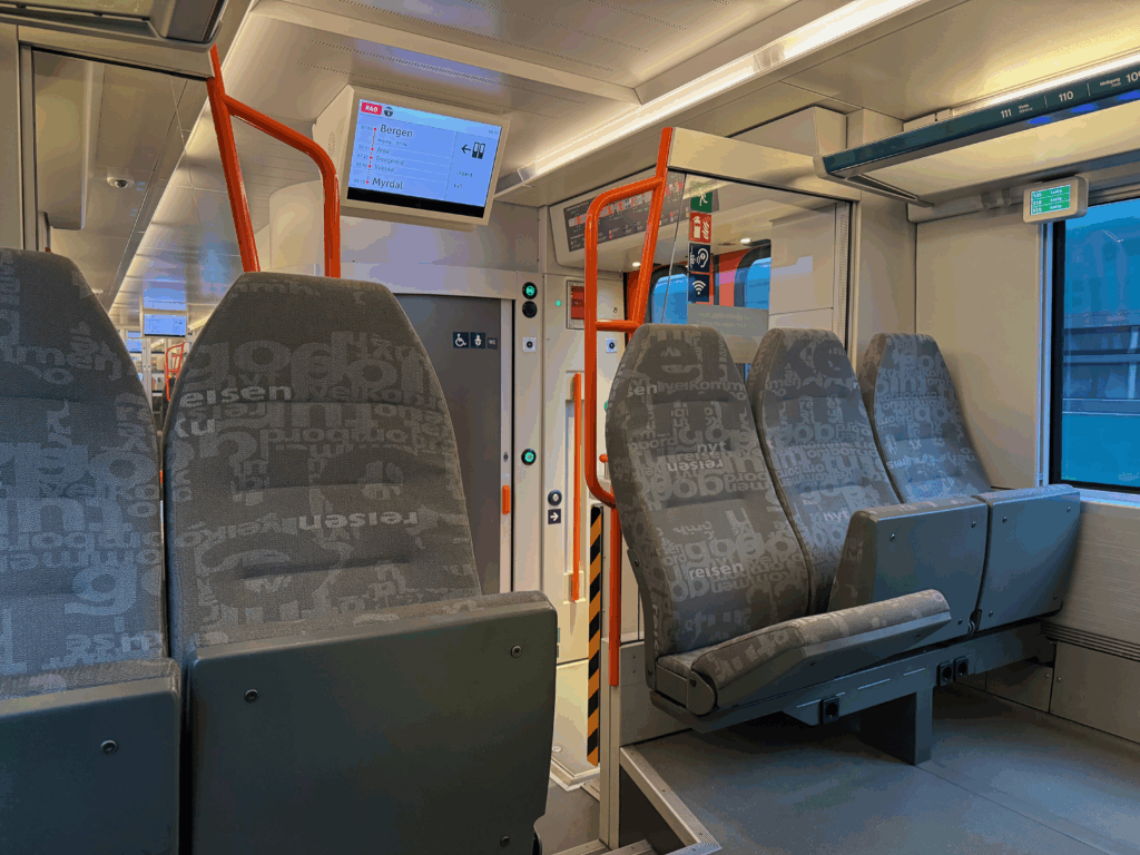 ノルウェーのベルゲン鉄道の車内。座席と案内ディスプレイが写る車両内部の様子