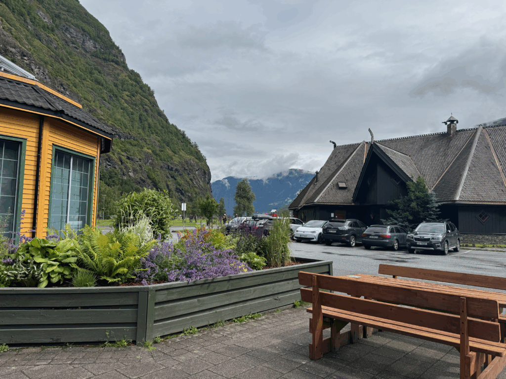 ノルウェーのフロム村。山々を背景に木造建築と花壇が並ぶ風景