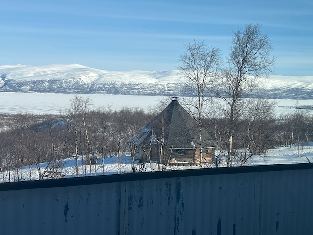 湖畔の小屋と朝日に照らされたトーネトレース湖。清々しい朝の光景