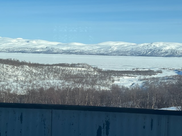 朝のトーネトレース湖。静まり返る雪原と澄んだ青空が広がる