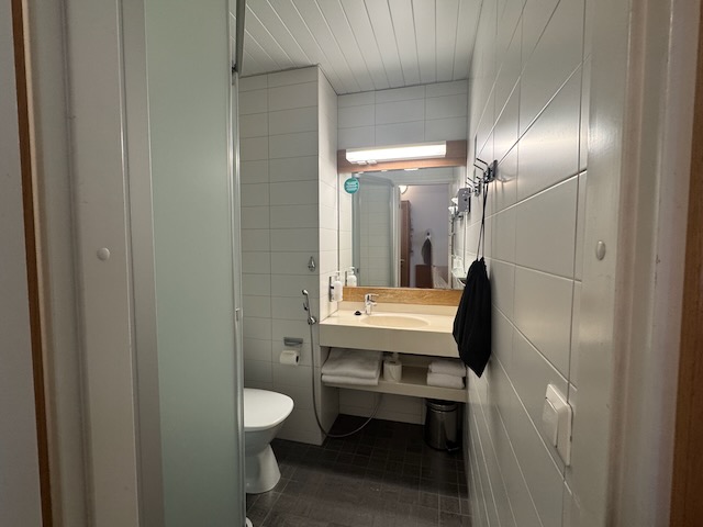 ホリデイ イン ヘルシンキ-ヴァンター エアポートのバスルーム全体。奥行きのあるレイアウト。