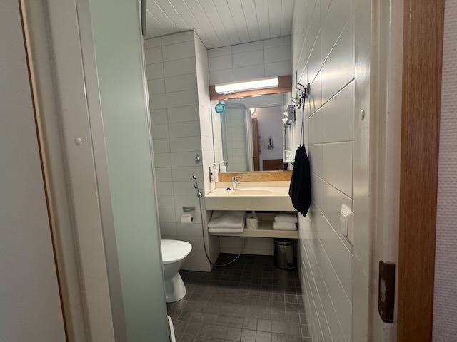 ホリデイ イン ヘルシンキ-ヴァンター エアポートのバスルーム全体。奥行きのあるレイアウト。