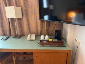 ホリデイ イン ヘルシンキ-ヴァンター エアポートのデスク周り。電話・ケトル・ティーセットを配置。