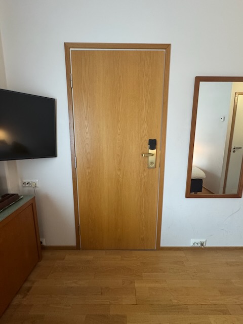 ホリデイ イン ヘルシンキ-ヴァンター エアポート客室のドアと姿見。シンプルな木目調。
このドアはなぜか開きませんでした。