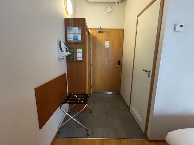 ホリデイ イン ヘルシンキ-ヴァンター エアポートの客室入口側。荷物台とクローゼット周り。