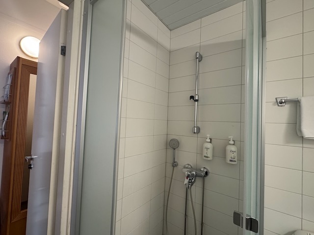 ホリデイ イン ヘルシンキ-ヴァンター エアポートのシャワーブース。壁付けアメニティ付き。