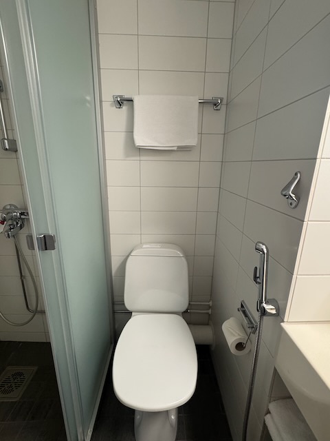 ホリデイ イン ヘルシンキ-ヴァンター エアポートのトイレ。コンパクトで機能的な水まわり。