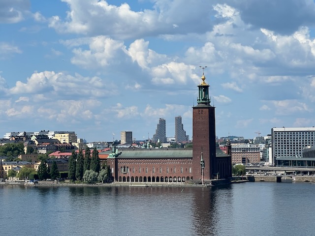 モンテリウスヴェーゲンから望むストックホルム市庁舎の全景