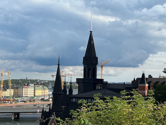 マリアヒッセンのネオゴシック様式の黒い尖塔とストックホルムの景色