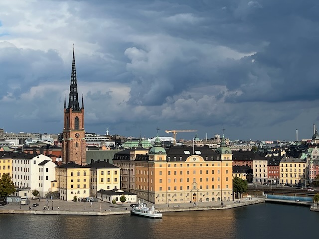 モンテリウスヴェーゲンから望むリッダーホルム教会の尖塔とリッダーホルム島の歴史的な建物群
