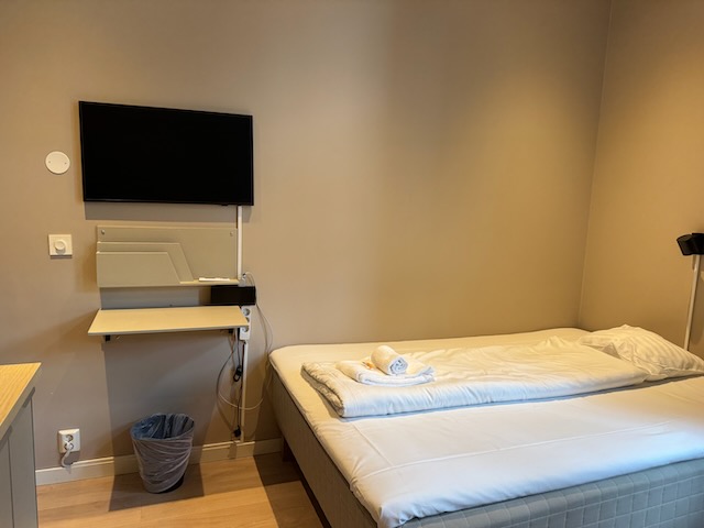 省スペースな壁掛け折りたたみデスクと液晶テレビ。機能的なレイアウト