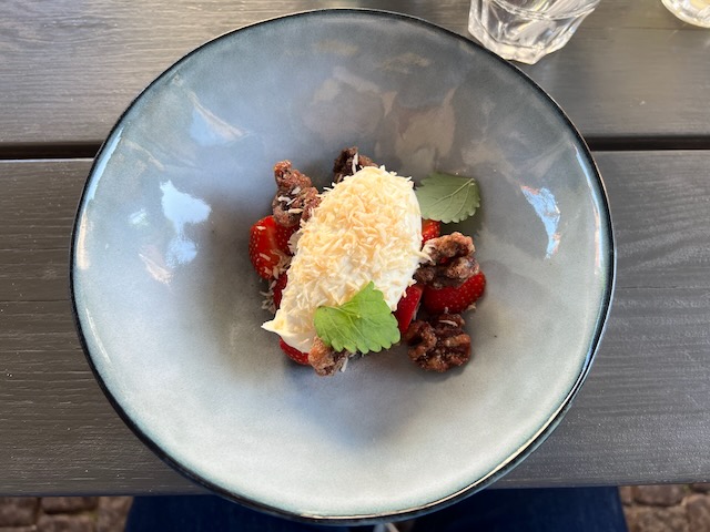 ゴットランド産イチゴにホワイトチョコとローストココナッツを添えたデザート