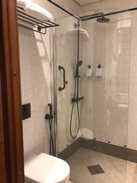 清潔なシャワーブースとレインシャワー