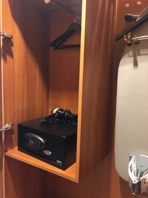 クローゼット内の金庫とアイロン設備