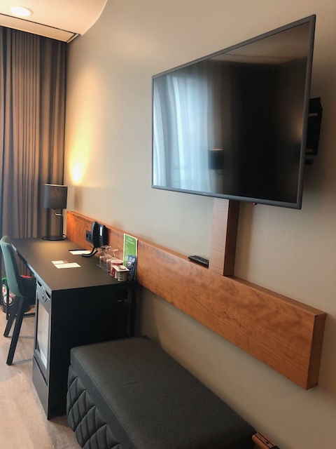 デスク周りとテレビ、ミニバーの配置