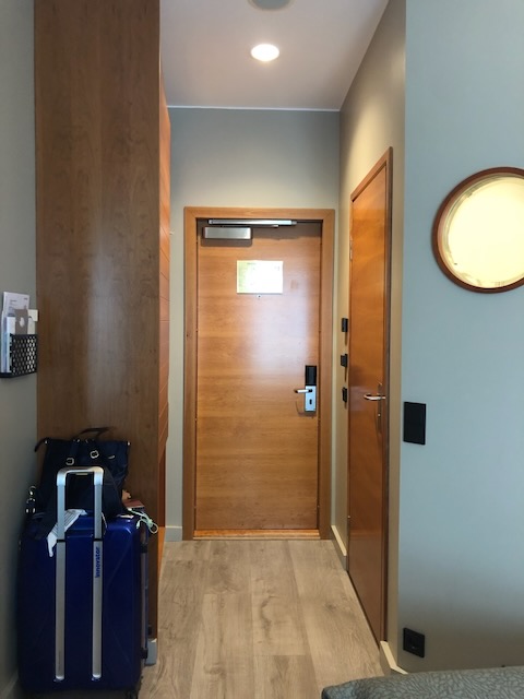 客室の入り口とスーツケース置き場