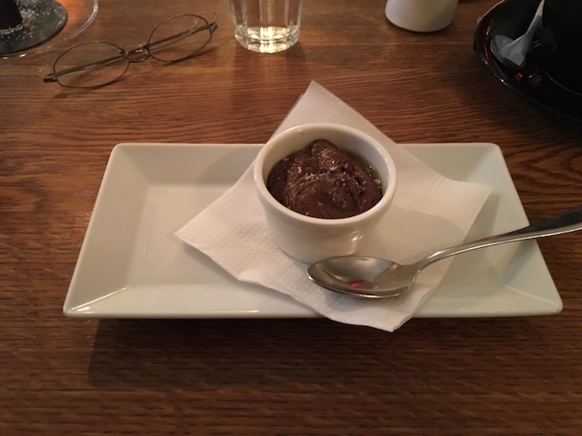 ガムラスタンのレストランで食後に注文した自家製チョコレートトリュフのデザート