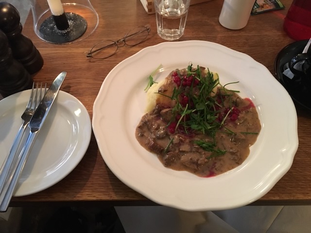 ストックホルムのレストランSlingerbultenで提供されたトナカイの煮込みとマッシュポテト