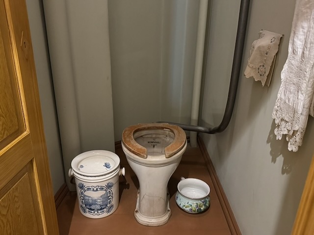 20世紀初頭のイギリス製水洗トイレの展示
