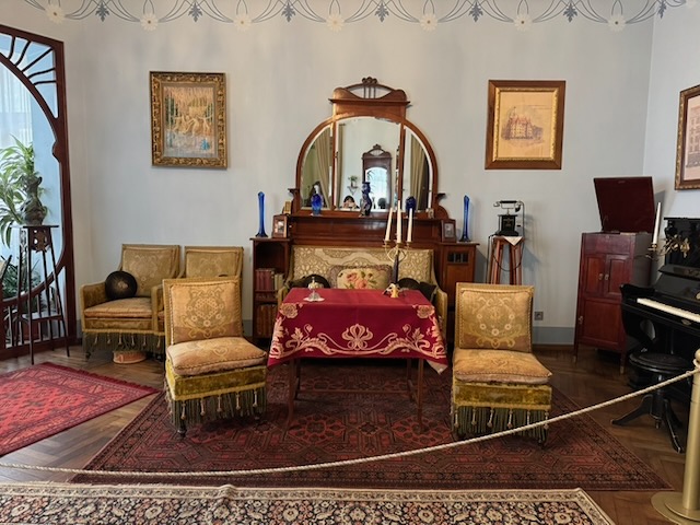 living-room.jpg1903年の姿に復元されたリビングルームの応接セットとピアノ