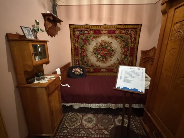 アール・ヌーヴォー・センターのメイドの部屋、簡素なベッドと家具