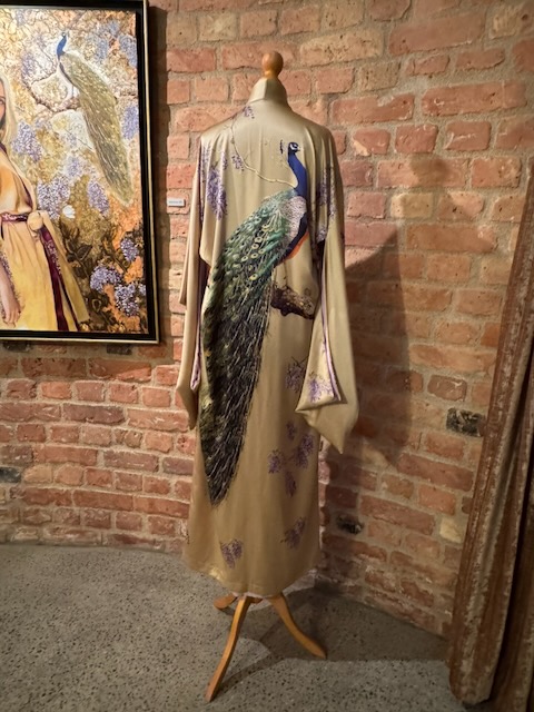 特別展Silk Magicで展示された孔雀モチーフのシルクガウン