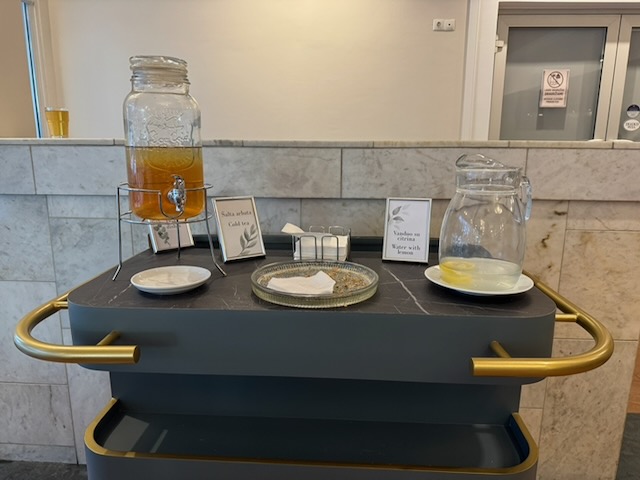 館内に設置されたセルフサービスの冷茶と水のディスペンサー