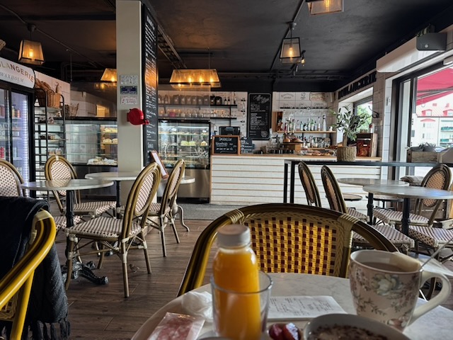 パンとケーキのショーケースが並ぶヴァックスホルムBoulangerieの店内