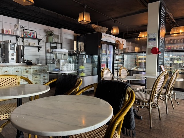 大理石調テーブルと籐風の椅子が並ぶBoulangerieの客席
