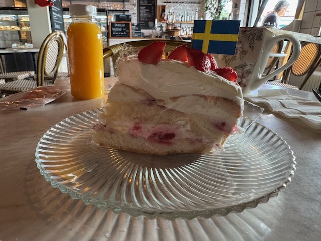 生クリームと苺、スウェーデン国旗で飾られたBoulangerieのケーキ